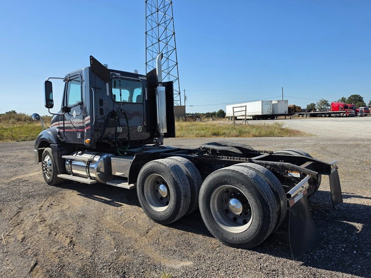 2016-freightliner-columbia-120-image-8