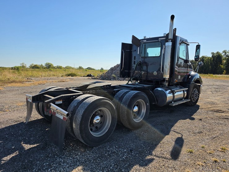 2016-freightliner-columbia-120-image-14
