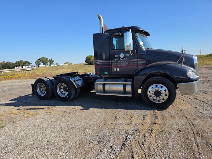 2016-freightliner-columbia-120-image-18
