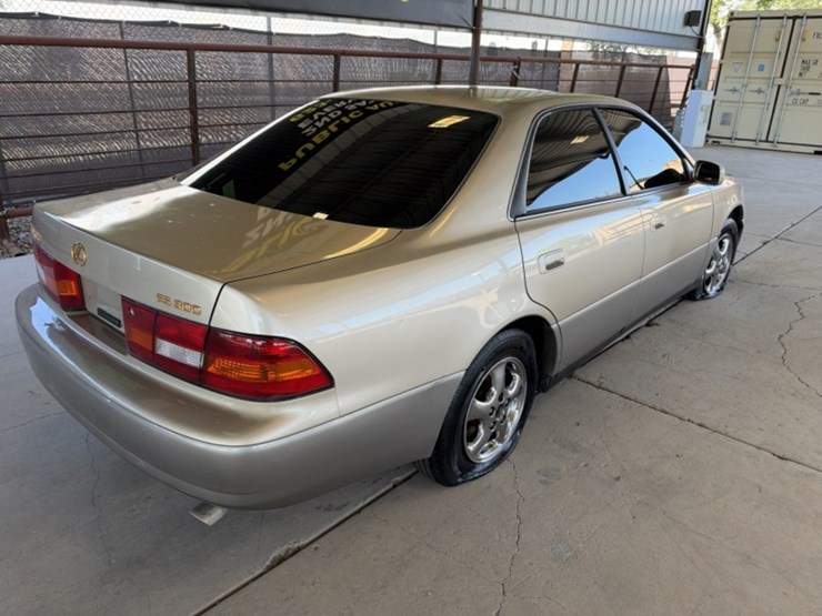 1997-lexus-es300-sdn-image-9
