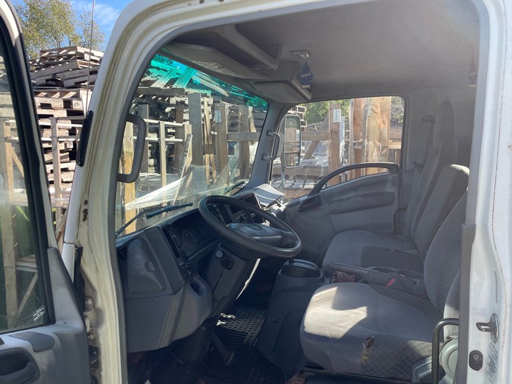 isuzu-nqr-image-34