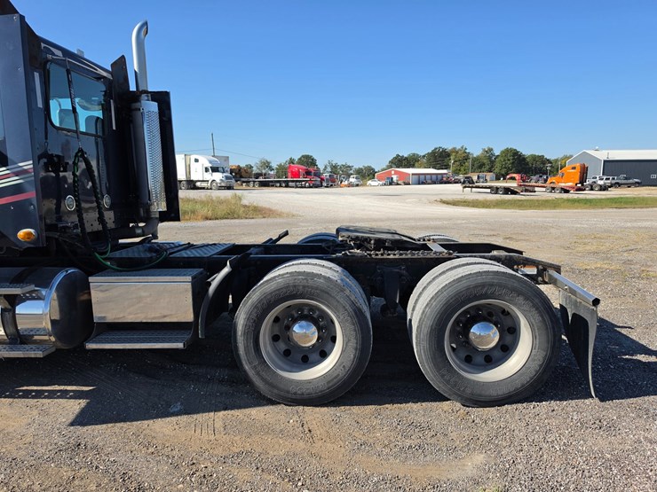 2016-freightliner-columbia-120-image-69