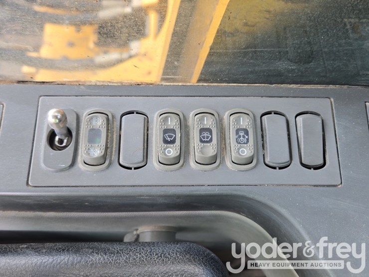 2018-caterpillar-352-image-77