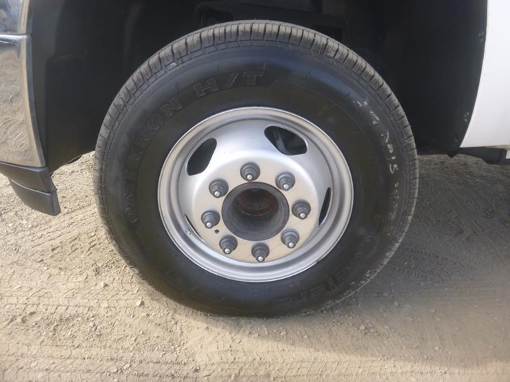 2011-chevrolet-3500-image-16