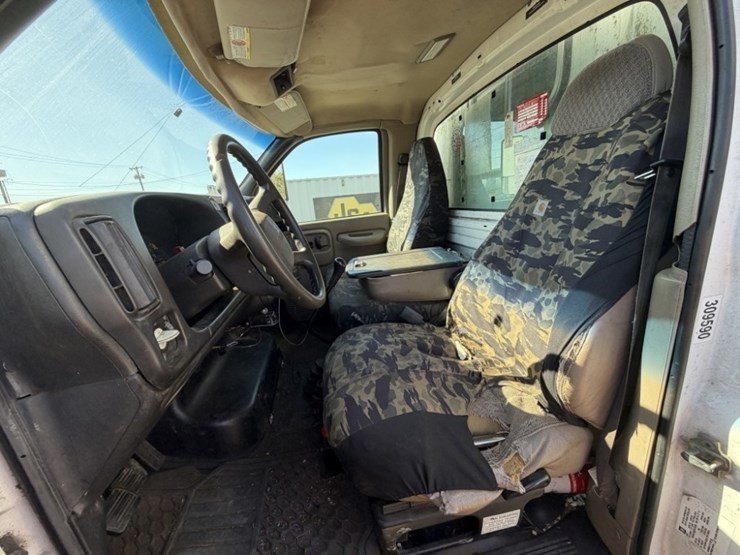 2006-gmc-c6500-chip-truck-image-19