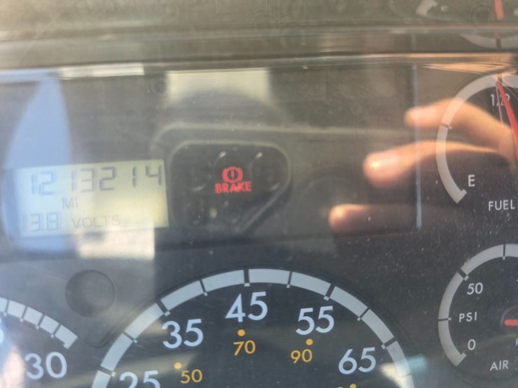2016-freightliner-columbia-120-image-65