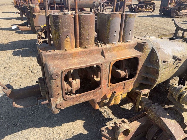 caterpillar-thirty-image-9