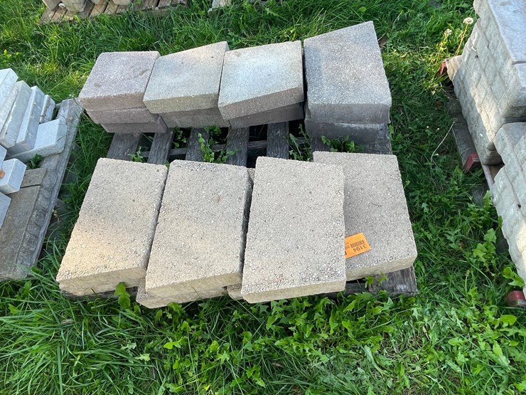 #3194-•-pallet-of-concrete-landscaping-pavers-image-2