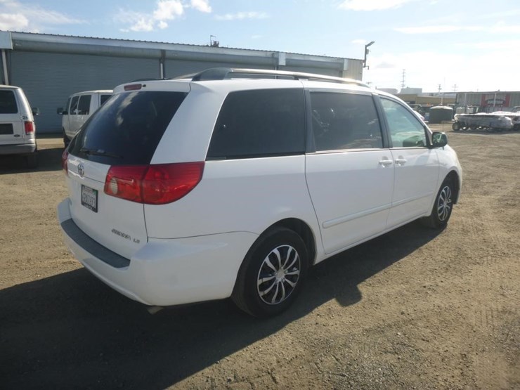 2008-toyota-sienna-image-3