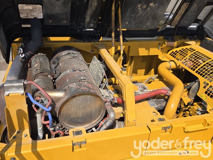 2018-caterpillar-352-image-56