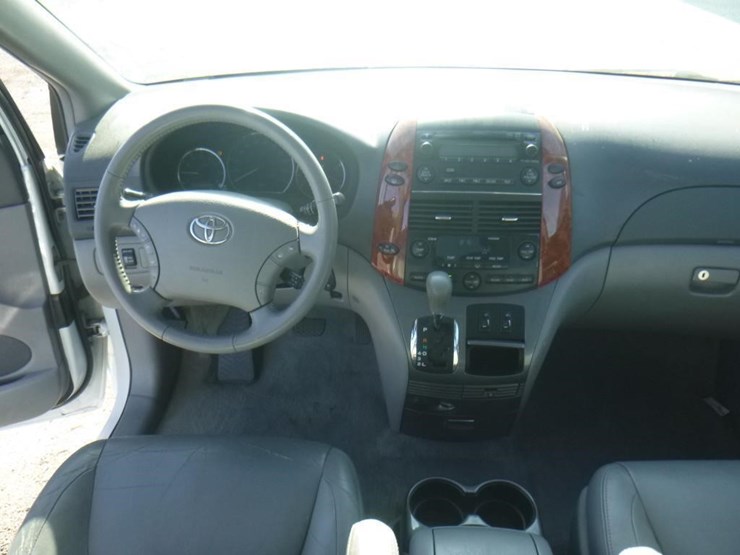 2009-toyota-sienna-image-9