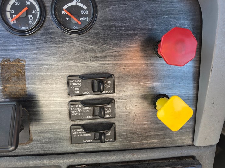 2016-freightliner-columbia-120-image-57