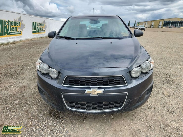 2015-chevrolet-sonic-lt-image-8
