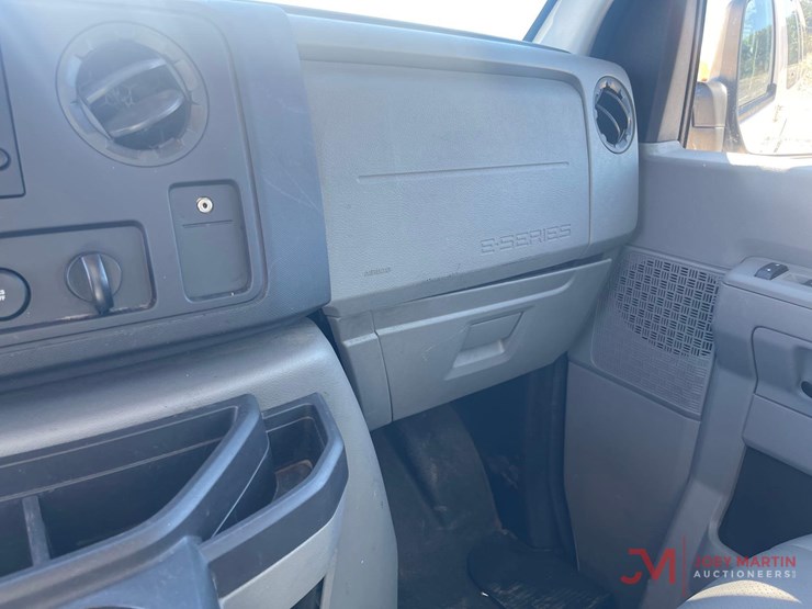2014-ford-cargo-image-21