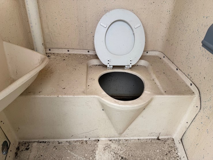 #4018-•-porta-potty-image-8