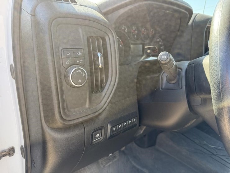 2025-chevrolet-3500-image-48