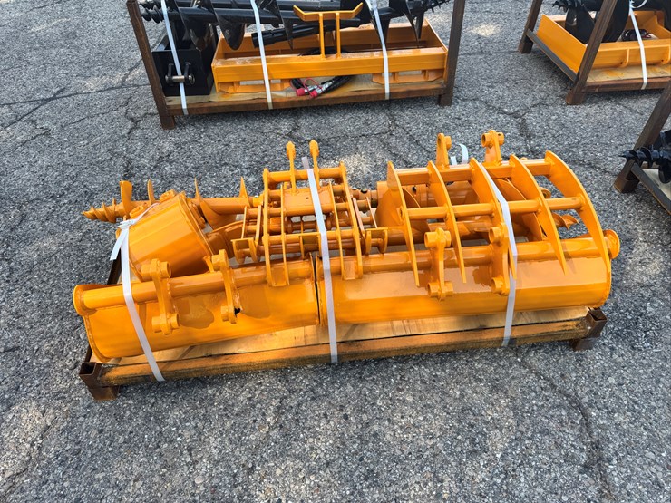 qty-(8)-cat-301-excavator-attachment-...-see-description-image-4
