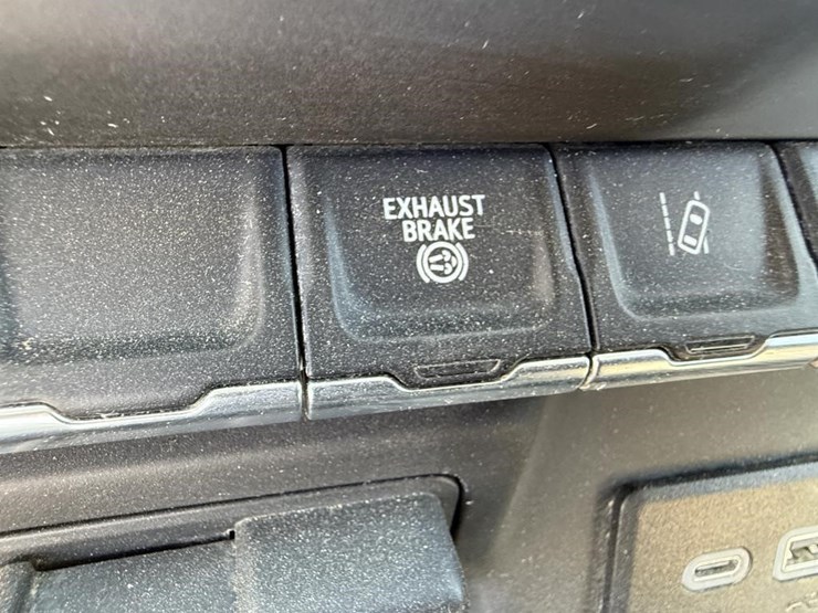 2025-chevrolet-3500-image-61