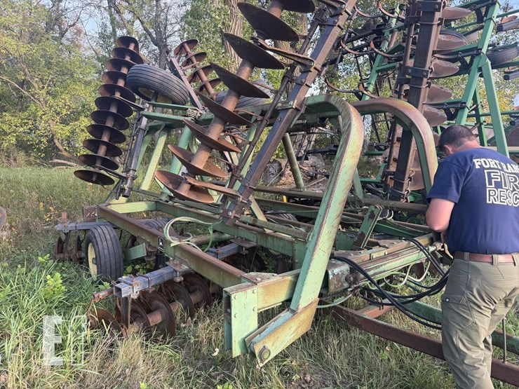 john-deere-230-image-9