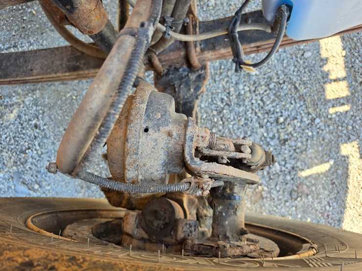 2011-freightliner-m2-106-image-63
