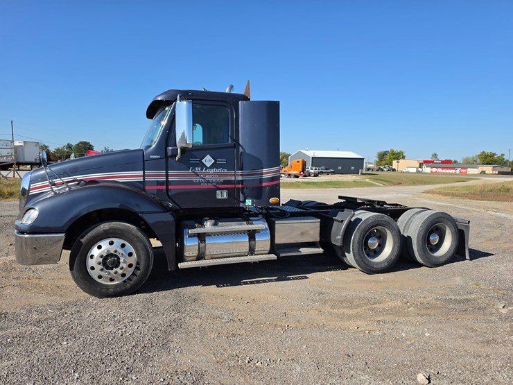 2016-freightliner-columbia-120-image-3