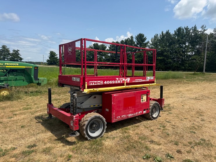 #2085-•-2016-mec-4096-ert-scissor-lift-image-1