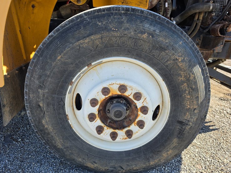 2011-freightliner-m2-106-image-109