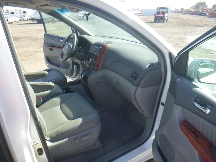 2009-toyota-sienna-image-6