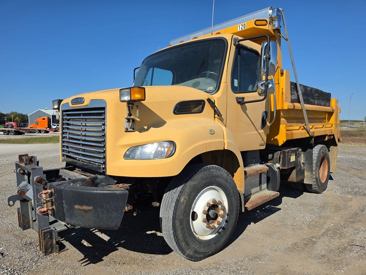 2011-freightliner-m2-106-image-2