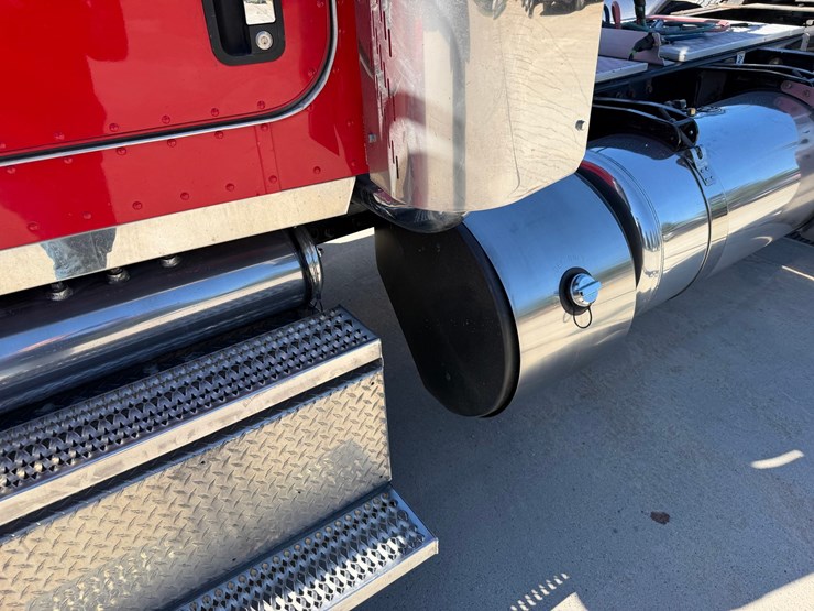 2020-peterbilt-389-image-13