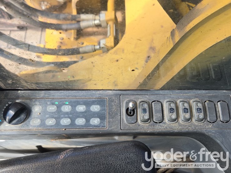 2019-caterpillar-352-image-83
