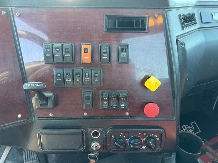 #1726-•-2019-western-star-day-cab-truck-tractor-image-49