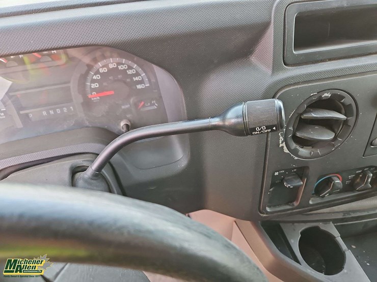 2013-ford-cargo-image-31