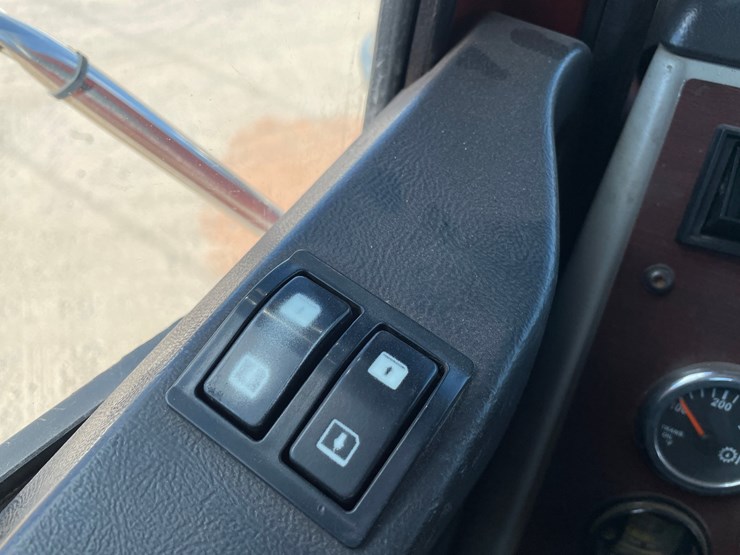 2016-western-star-4900sb-image-90