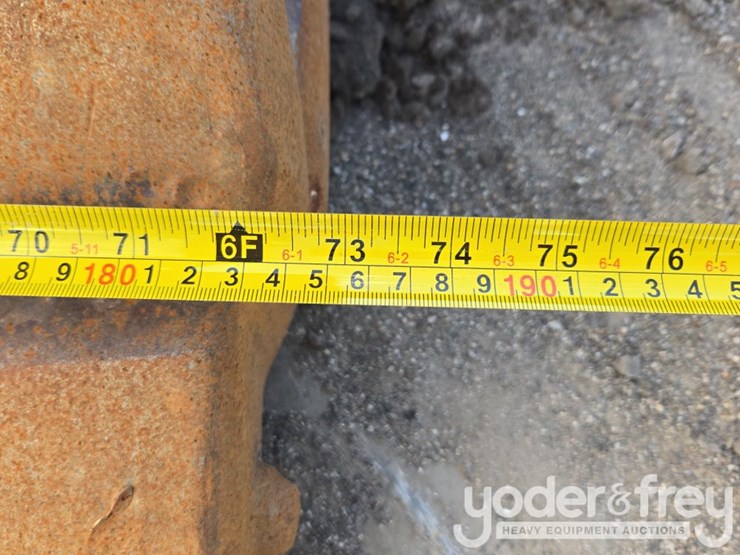 2019-caterpillar-352-image-27