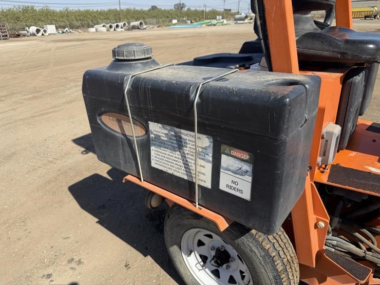 lay-mor-sm-300-3-wheel-broom-image-15