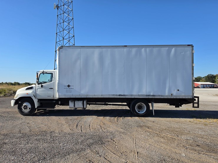 2007-hino-268-image-5