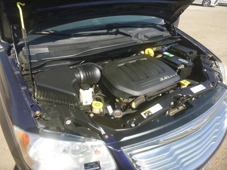 2014-chrysler-town-&-country-image-13