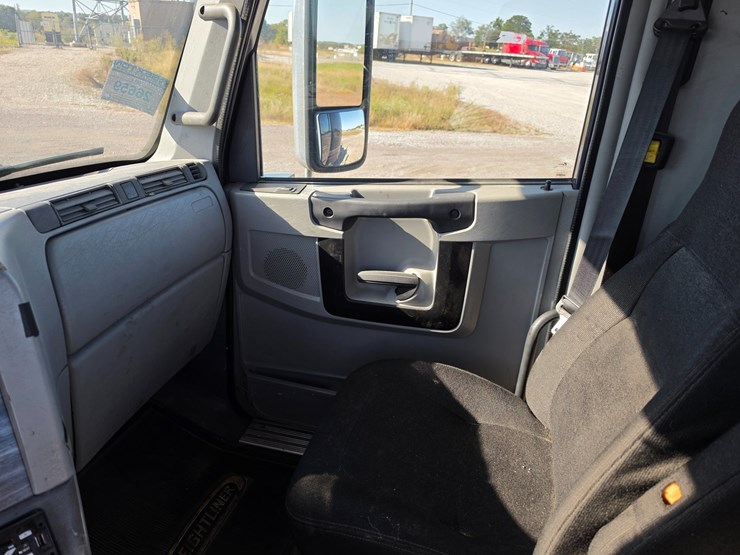 2016-freightliner-columbia-120-image-51