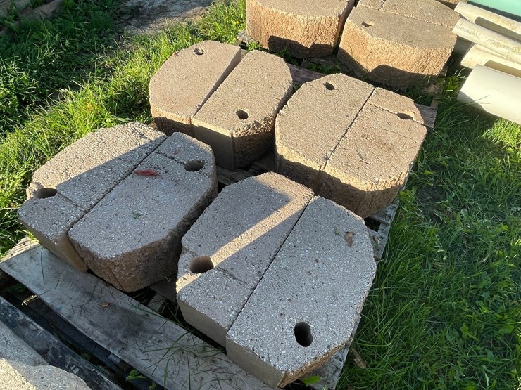 #3185-•-(2)-pallets-of-concrete-retaining-wall-blocks-image-3