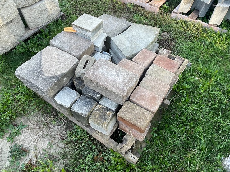 #3203-•-pallet-of-various-concrete-landscape-pavers-image-1
