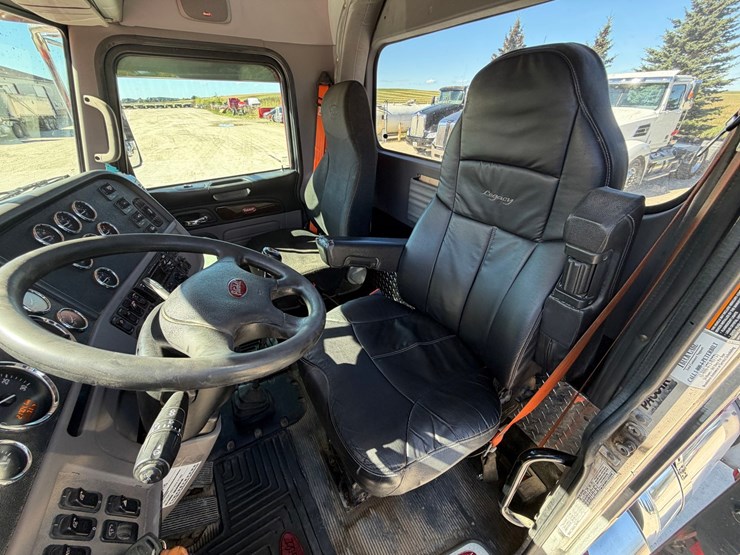 2020-peterbilt-389-image-45