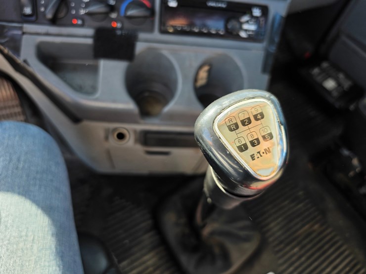 2016-freightliner-columbia-120-image-61