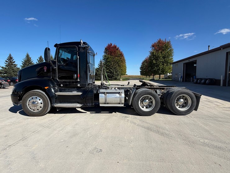 #1728-•-2012-kenworth-day-cab-truck-tractor-image-2