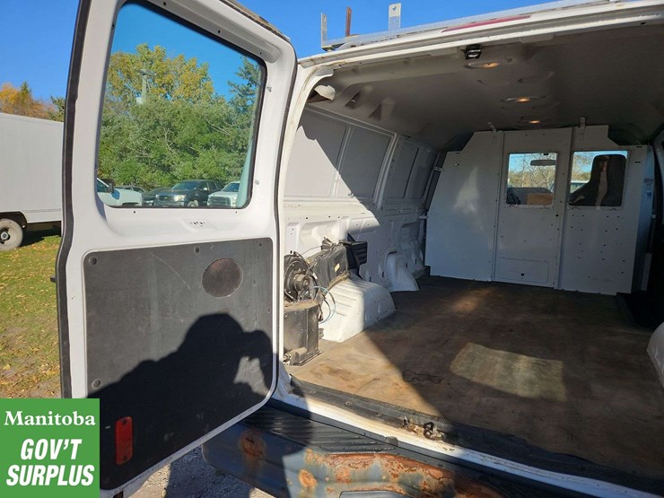 2013-ford-cargo-image-22