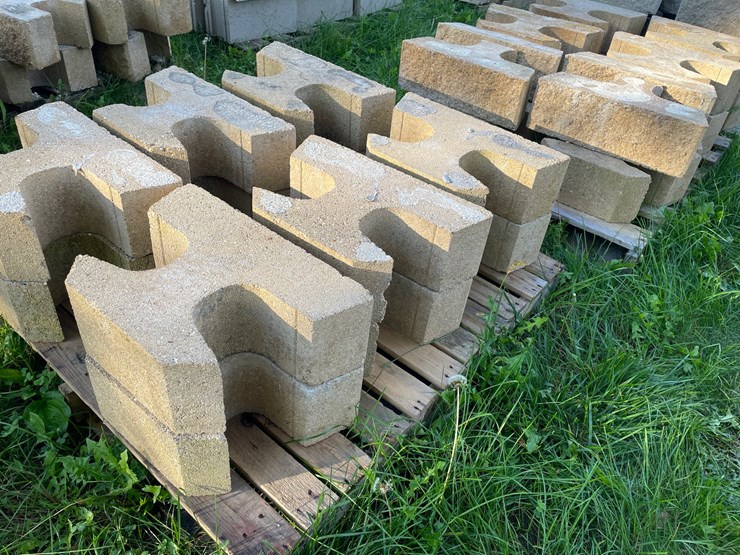 #3199-•-(2)-pallets-of-interlocking-concrete-retaining-wall-blocks-image-8
