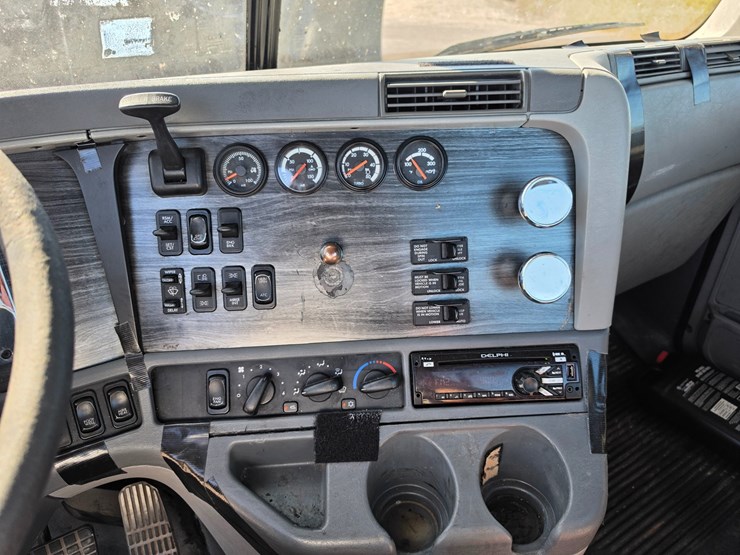 2016-freightliner-columbia-120-image-53
