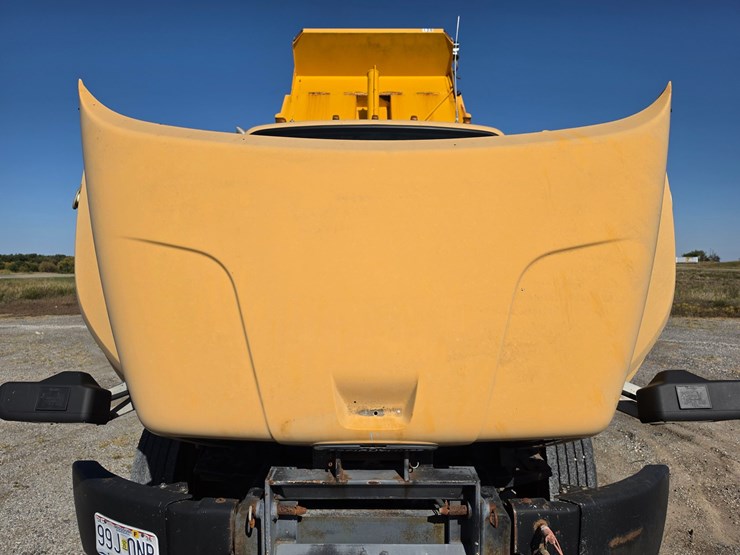 2011-freightliner-m2-106-image-60