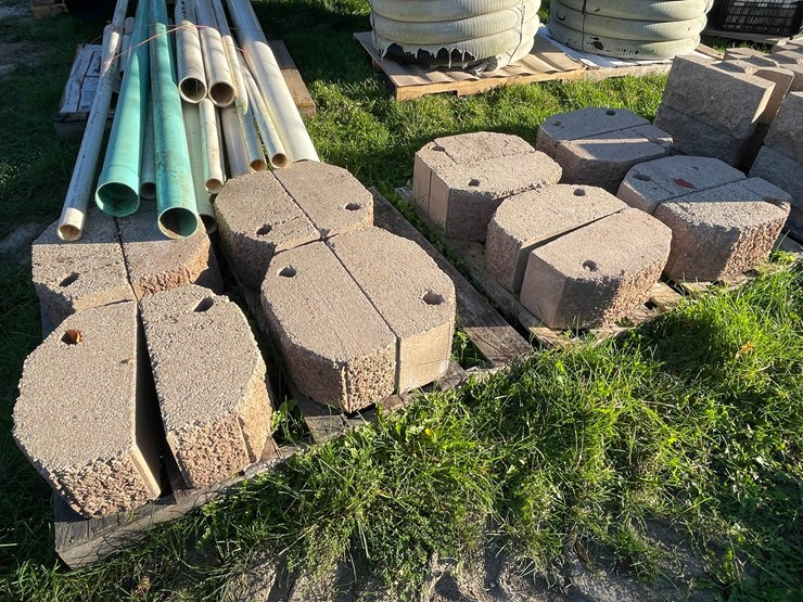 #3185-•-(2)-pallets-of-concrete-retaining-wall-blocks-image-1