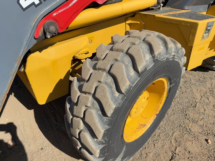 2017-deere-410l-image-16
